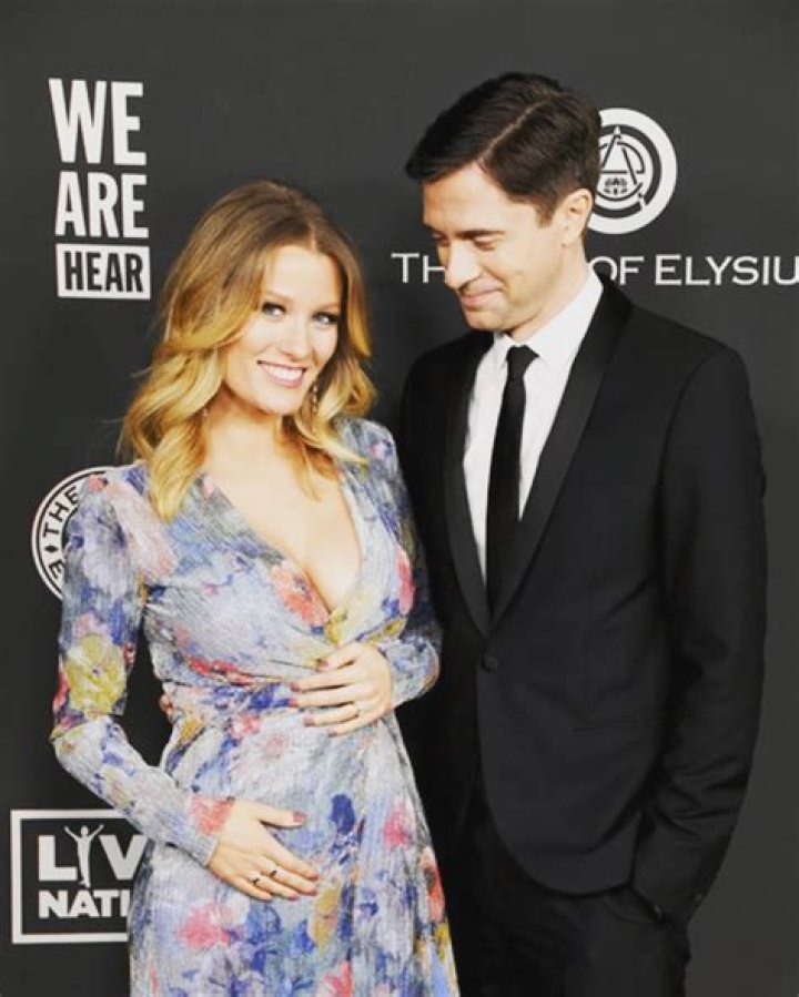 Ashley Hinshaw Biography, Age, Height, Husband, Net Worth, Family