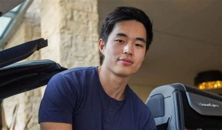 Cro Biography, Age, Height, Wife, Net Worth, Family