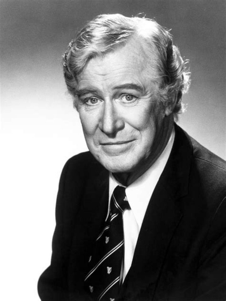 Edward Mulhare biografía, edad, altura, esposo, net worth, familia