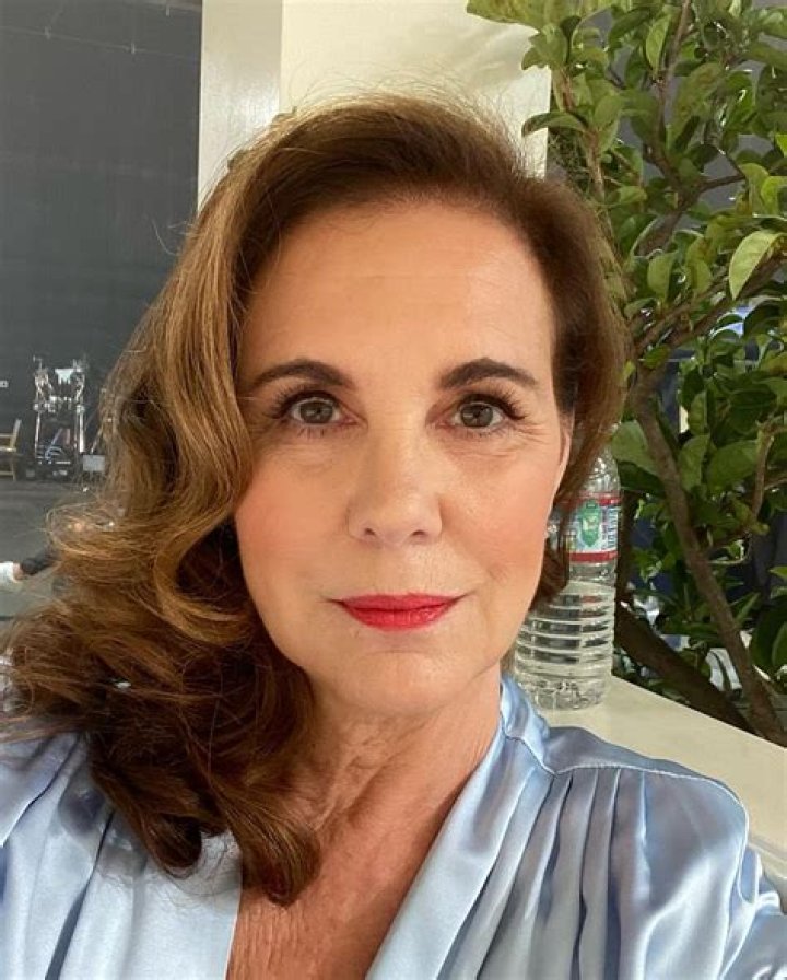 Elizabeth Perkins Biography, Age, Height, Husband, Net Worth, Family