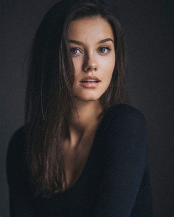 Gloria Velez Biography, Age, Height, Husband, Net Worth, Family