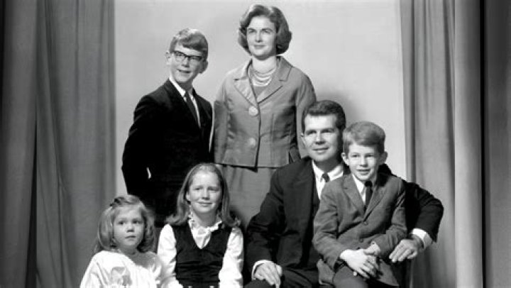 Gordon P. Robertson Biography, Age, Height, Wife, Net Worth, Family