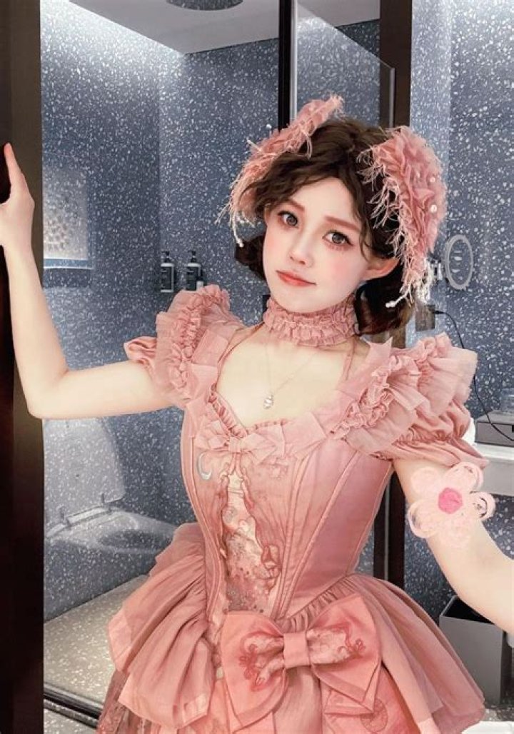 Ili Cheng Biography, Age, Height, Husband, Net Worth, Family