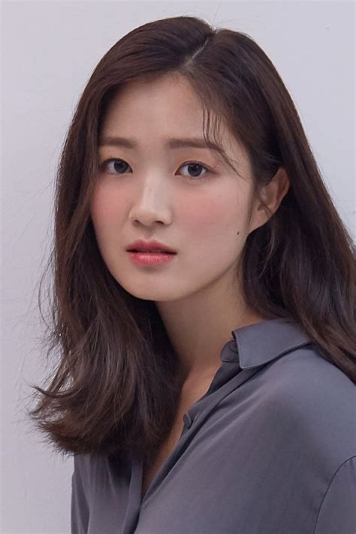 Ji Ha-yoon Biography, Age, Height, Net Worth, Family