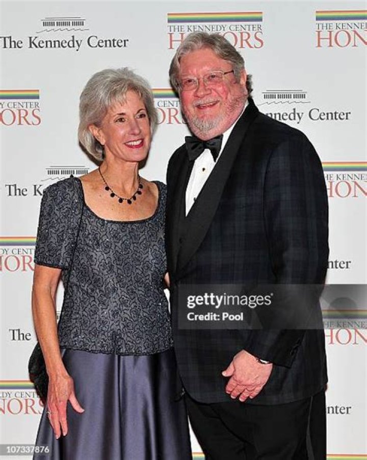 Kathleen Sebelius Biography, Age, Height, Husband, Net Worth, Family