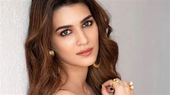 Kriti Sanon Biography, Age, Height, Husband, Net Worth, Family